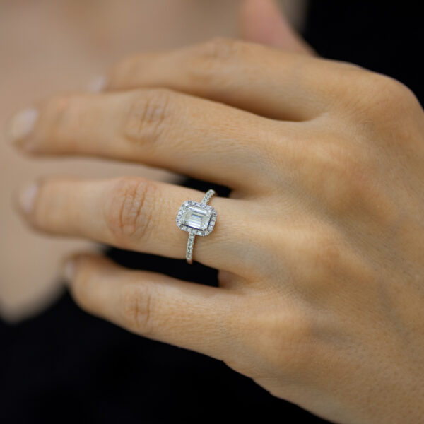 Prsten sa emerald cut dijamantom